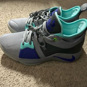 Paul George 2 Platinum Gray Lightly Used Mens Size 9